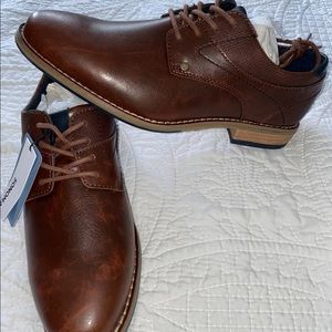 Men dressing shoes
